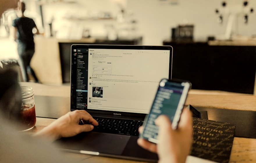 Kundenportal auf Laptop und Handy